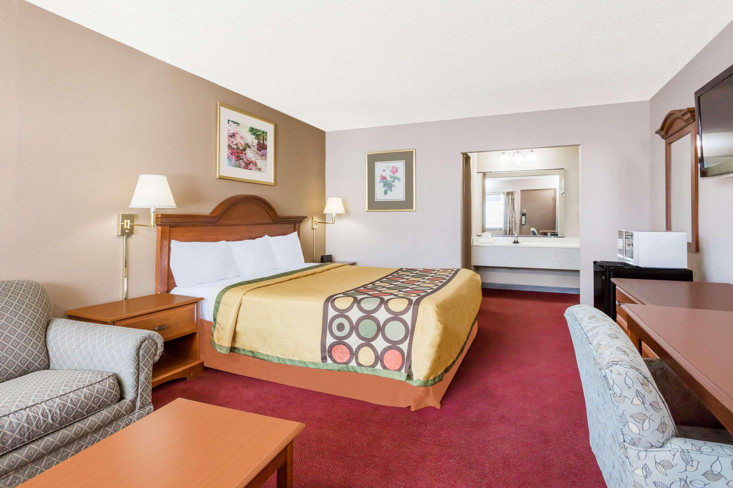 Super 8 By Wyndham Greensboro Exterior photo