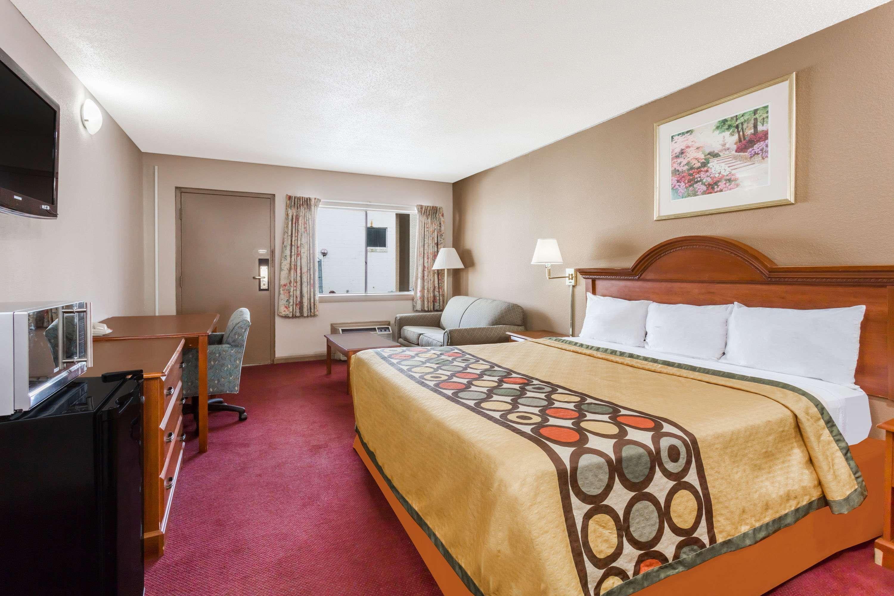Super 8 By Wyndham Greensboro Exterior photo